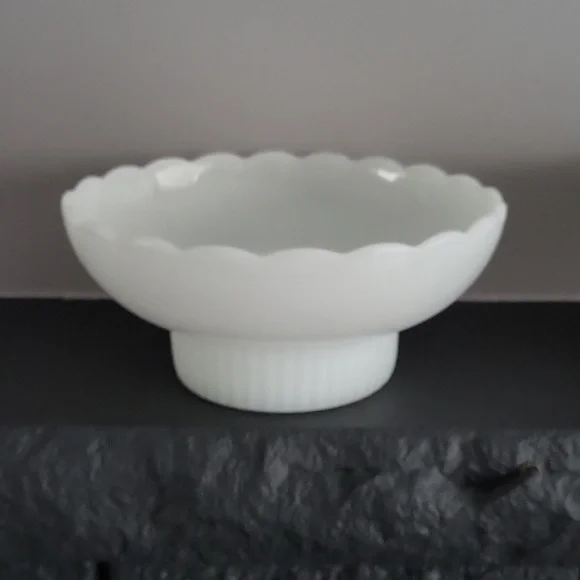 E.O. Brody Milkglass Vintage Bowls/Pair - Picture 2 of 7